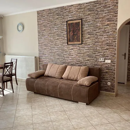 Kristaly Apartment *